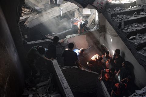 Residents and rescuers walk down the stairs of a building hit by an Israeli strike, in Gaza City's eastern neighbourhood of Shujaiya in Gaza City, on April 10, 2025 (AFP photo)