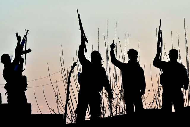   US-backed Syrian Democratic Forces fighters celebrate after fighting Daesh group extremists near the village of Baghouz in the eastern Syrian province of Deir Ezzor on Friday (AFP photo)