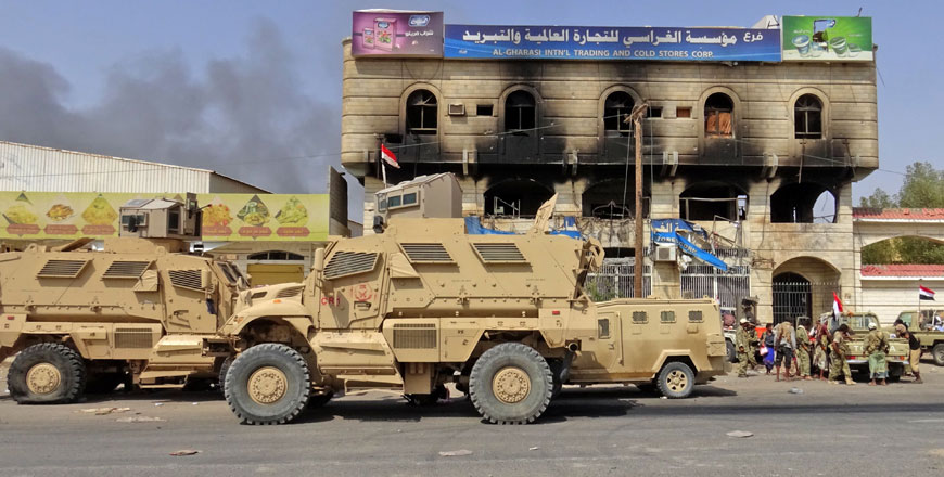 Yemeni pro-government forces gather on the eastern outskirts of Hodeida, as they continue to battle for the control of the city from Houthi rebels on Thursday (AFP photo)