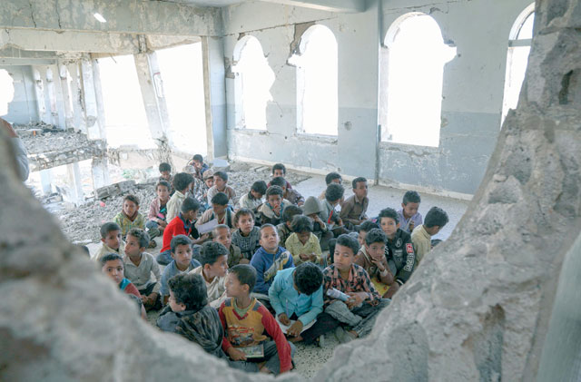 Yemeni children attend class on the first day of the new academic year in the country's third-city of Taez on Tuesday, at a school that was damaged last year in an air strike during fighting between the Saudi-backed government forces and the Houthi rebels (AFP photo)