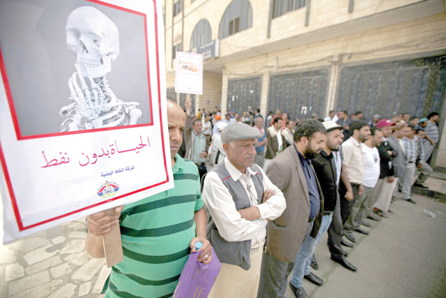 Staffers of the Houthi-run state oil company demonstrate outside the United Nations offices to demand for easing restrictions on oil shipments to Houthi-held ports in Sanaa, Yemen, on Monday. The placard reads: ‘Life without fuel’  (Reuters photo)