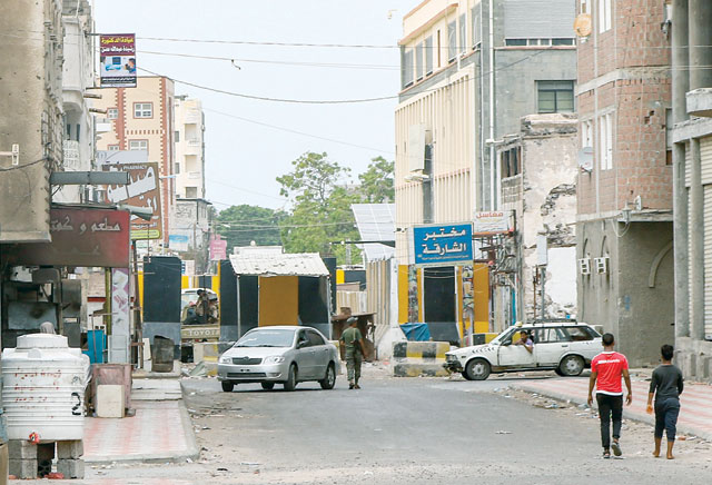 This photo taken on Saturday shows a view of a security checkpoint controlled by forces loyal to Yemen's internationally recognised government and President Abed Rabbo Mansour Hadi, near the Maashiq Palace presidential headquarters in the Crater district of the second city of Aden (AFP photo)