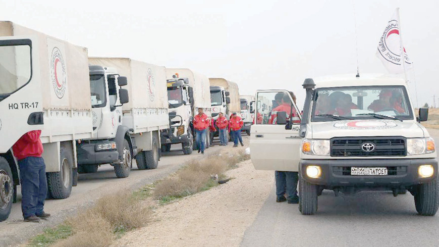 This photo shows an aid convoy of the Red Crescent arriving at the Rukban desert camp for displaced Syrians along Syria's border with Jordan on Wednesday (AFP photo)