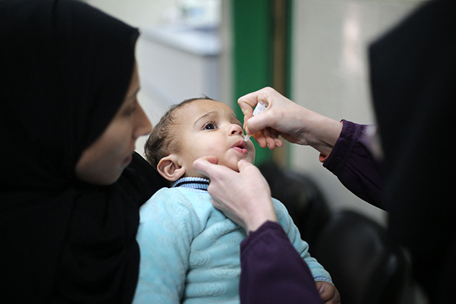 A Palestinian child receives a polio vaccine at a makeshift clinic in Nuseirat in the central Gaza Strip on February 23, 2025, a day after the third mass polio vaccination campaign began in Gaza, with the aim of delivering the first dose to nearly 600,000 children across the Palestinian territory (AFP photo)