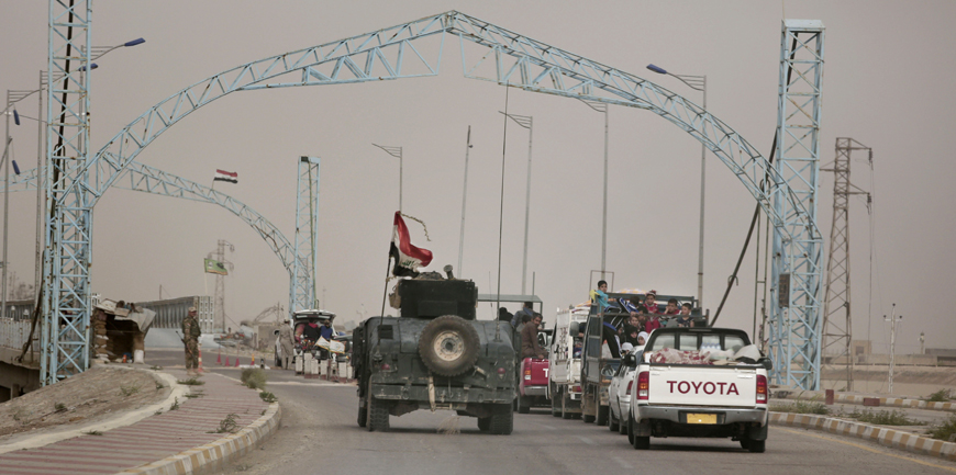 In this March 20 photo, a convoy of families fleeing Daesh-held Hit, Iraq, waits at a checkpoint on the western edge of Ramadi (AP photo)