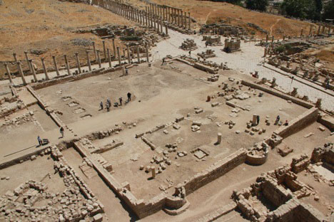 The Umayyad mosque of Jerash during excavation in 2012. The mosque was built in ca. 725 AD. The qibla wall is in the lower right side of the photo (Photo courtesy of Islamic Jerash Project and the Department of Antiquities of Jordan)