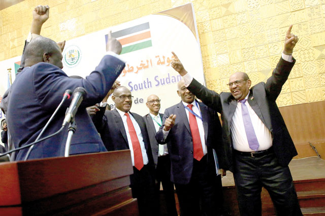 Sudan's President Omar Al Bashir joins South Sudan's President Salva Kiir and South Sudan rebel leader Riek Machar in a dance during a South Sudan peace meeting as part of talks to negotiate an end to a civil war that broke out in 2013 in Khartoum, Sudan (Reuters file photo)