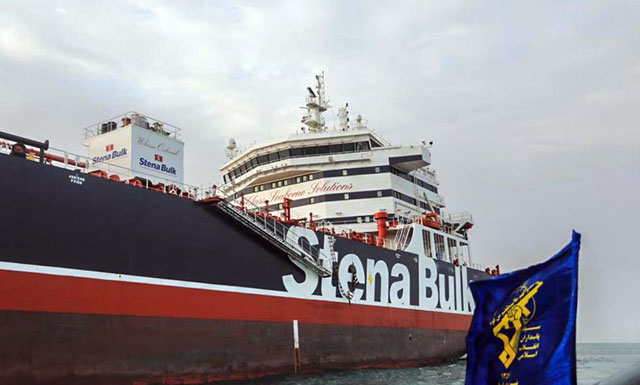 An image grab taken from a broadcast by Islamic Republic of Iran Broadcasting on Monday shows Iranian Revolutionary Guards in speedboats patrolling a tanker Stena Impero as it is anchored off the Iranian port city of Bandar Abbas (AFP photo)