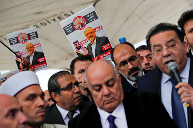People attend a symbolic funeral prayer for Saudi journalist Jamal Khashoggi at the courtyard of Fatih Mosque in Istanbul, Turkey, on November 16, 2018 (Reuters file photo)