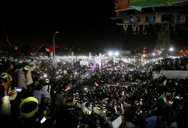   Thousands of Sudanese gather for a mass anti-government protest in front of the Defence Ministry in Khartoum, Sudan, on Sunday (Reuters photo)