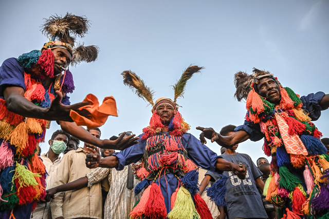   Sudanese protesters wearing traditional clothes dance during a protest outside the army headquarters in the capital Khartoum on Monday (AFP photo)