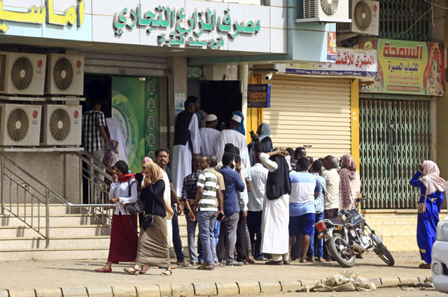   Residents of Khartoum queue outside a bank to withdraw money in the Sudanese capital on Wednesday (AFP photo)