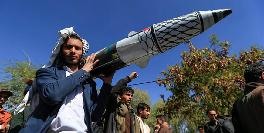 A man carries a mock missile during a rally by university students and faculty denouncing strikes on Yemen and in solidarity with Palestinians, in the Houthi-controlled capital Sanaa on January 1, 2025  (AFP photo)