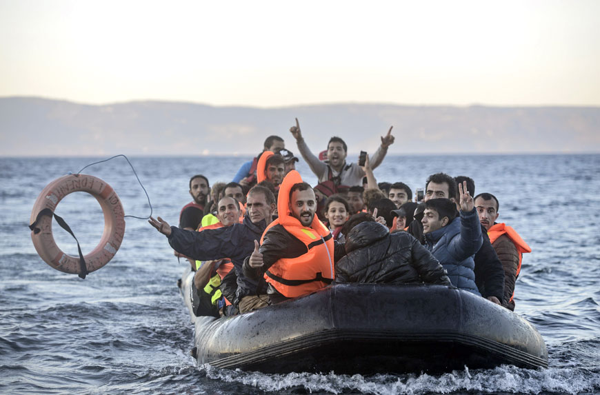 Migrants and refugees arrive on the shore of the Greek island of Lesbos after crossing the Aegean Sea from Turkey on Thursday (AFP photo)