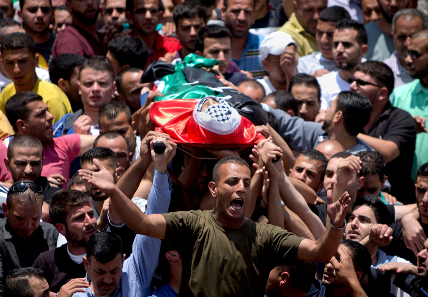 Palestinians carry the body of Abdallah Ghanayem, 22, during his funeral in the village Kafr Malik, near the West Bank city of Ramallah, Sunday. Ghanayem was killed after being hit by an Israeli army jeep amid clashes in the West Bank early Sunday near Ramallah (AP photo)