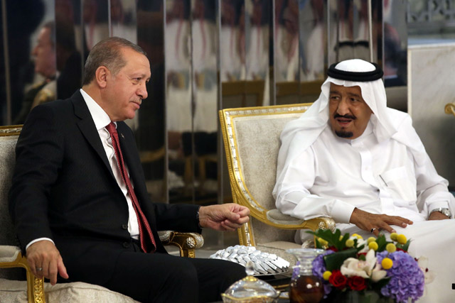 This photo taken on Sunday and released by Turkey's Presidential Press Service shows Turkish President Recep Tayyip Erdogan (left) meeting with Saudi Arabia's King Salman Bin Abdulaziz Al Saud during Erdogan's official visit in Jeddah (AFP photo)
