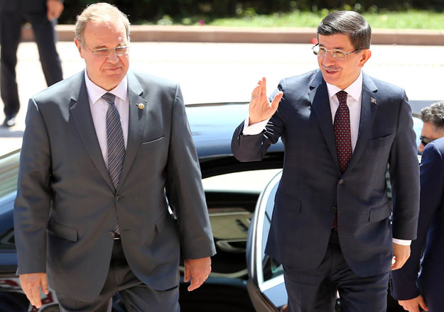 Turkish Prime Minister Ahmet Davutoglu (right) arrives for a meeting at the headquarters of Turkey’s main opposition Republican People’s Party in Ankara on Monday (AFP photo)