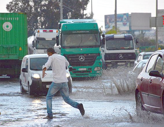 In accordance with the prevailing weather conditions, the Public Security Directorate on Friday urged citizens to drive cautiously to prevent traffic accidents due to rain and slippery roads (Petra photo)