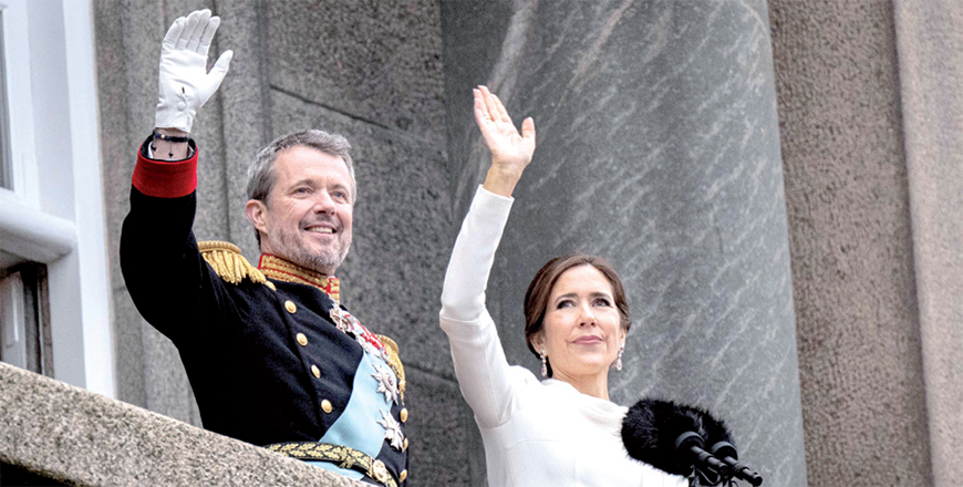 King Frederik X of Denmark and Queen Mary of Denmark wave to the crowd after the a declaration of the King's accession to the throne, from the balcony of Christiansborg Palace in Copenhagen, Denmark, on Sunday (AFP photo)
