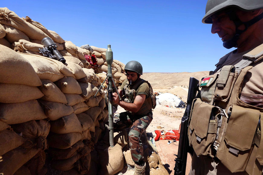 Iraqi Kurdish peshmerga fighters prepare a mortar shell as they guard a position at the front line of fighting against Daesh militants near the northern Iraqi town of Sinjar, west of the city of Mosul, on August 17 (AFP photo)