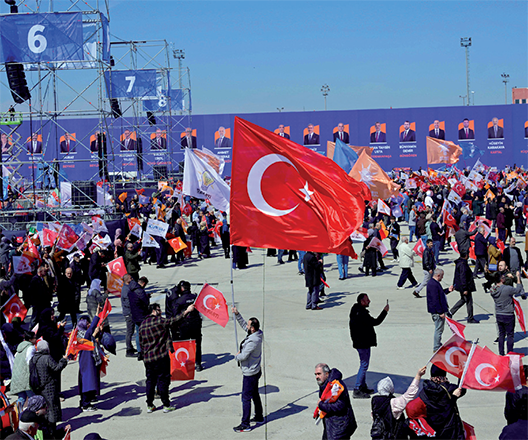 Supporters of Justice and Development Party hold national flags as they attend an election campaign rally in Istanbul on Sunday, ahead of the March 31 municipal elections (AFP photo)