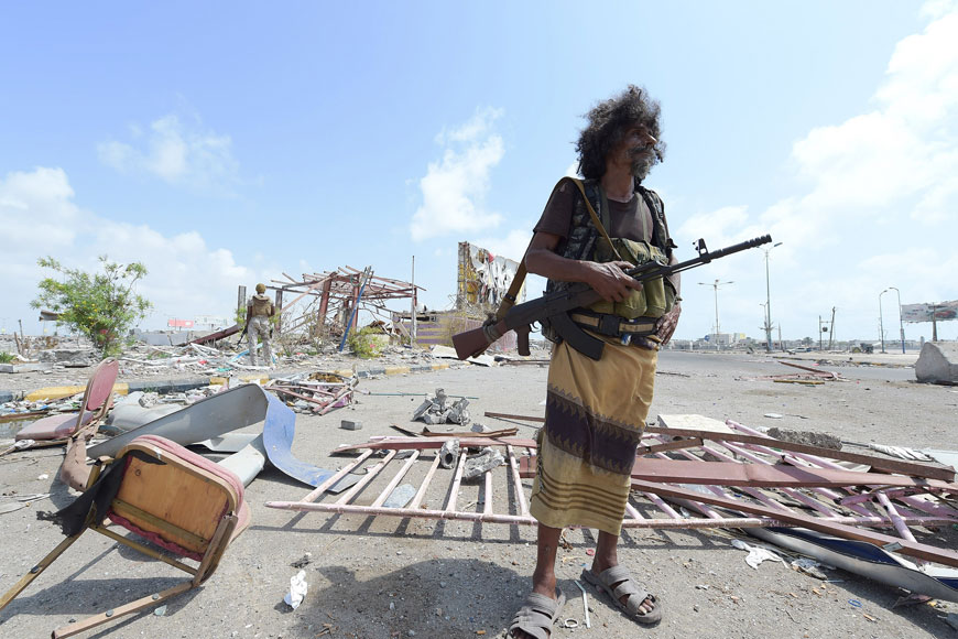 An armed Yemeni man from the Popular Resistance Committees, supporting forces loyal to Yemen's Saudi-backed President Abed Rabbo Mansour Hadi, mans a checkpoint in the southern city of Aden on Sunday (AFP photo)