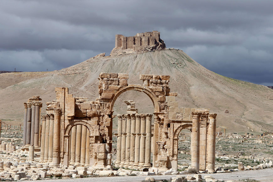 A file photo taken on March 14, 2014, shows the famous Arch of Triumph (front) and a partial view of the ancient oasis city of Palmyra, 215 kilometres northeast of the Syrian capital, Damascus (AFP photo)