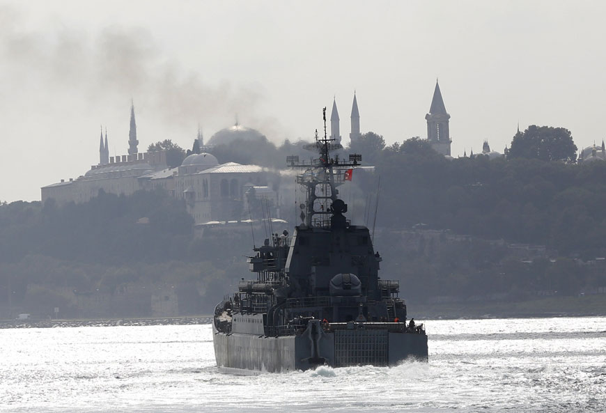 The Russian navy’s large landing ship Novocherkassk, with the Ottoman-era Topkapi Palace in the background, sails in the Bosphorus, on its way to the Mediterranean Sea in Istanbul, Turkey, on Thursday (Reuters photo)