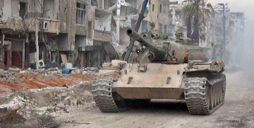 This handout photo released by the official Syrian Arab News Agency on May 10, shows a Syrian army tank advancing through a street in Hajar Aswad as they push against Daesh in the area on the southern outskirts of the capital Damascus (AFP photo)