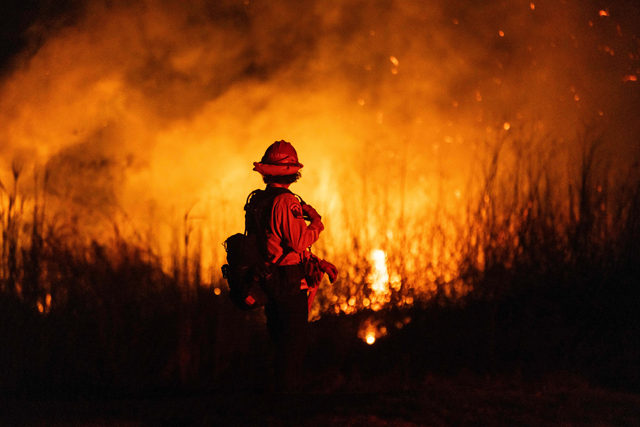 A firefighter monitors the spread of the Auto Fire in Oxnard, North West of Los Angeles, California, on January 13, 2025 (AFP photo)