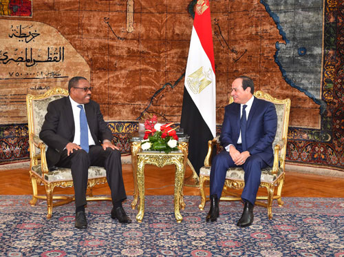 Egyptian President Abdel Fattah Al Sisi (right) meets with Prime Minister of Ethiopia Hailemariam Desalegn (left) at the Ittihadiya Presidential Palace in Cairo, Egypt, on Thursday (Anadolu Agency photo)