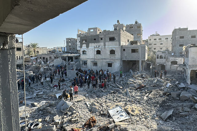 Palestinians inspect the damage after an overnight Israeli airstrike in Beit Lahia the northern Gaza on October 27, 2024 amid the ongoing Israeli war on the Strip (AFP photo)