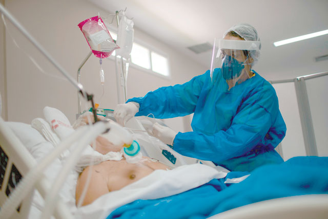 A health professional takes care of a patient at the Intensive Care Unit (ICU) ward where patients infected with the novel coronavirus, COVID-19, are being treated at the Doctor Ernesto Che Guevara Public Hospital in Marica city, state of Rio de Janeiro, Brazil, on Friday (AFP photo)