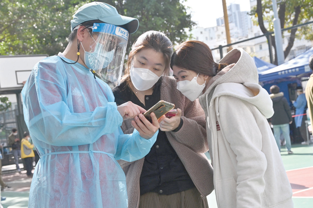 People check in at a COVID-19 testing centre in Hong Kong on February 25, as yet another record high number of new COVID-19 infections were recorded in the city (AFP photo)