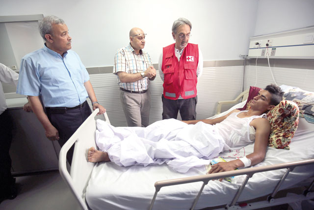 Francesco Rocca (right), the president of the International Federation of Red Cross and Red Crescent Societies, meets a Palestinian receiving treatment for wounds sustained during protests at the Gaza-Israel boder during his tour of the Red Crescent Hospital in Khan Younis in the southern Gaza Strip, on Tuesday (AFP photo)