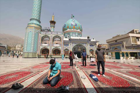 Iranian Shiite Muslims pray at the Emamzadeh Saleh mosque in Tajrish square in northern Tehran on April 3, on the first day of the holy fasting month of Ramadan in the Islamic Republic (AFP photo)