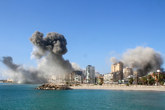 Smoke billows from the site of Israeli airstrikes on a neighbourhood in the southern Lebanese city of Tyre on October 28, 2024. Israeli forces launched deadly strikes on Lebanon and Gaza on October 28, pressing their offensive after Egypt's president proposed a two-day truce (AFP photo)