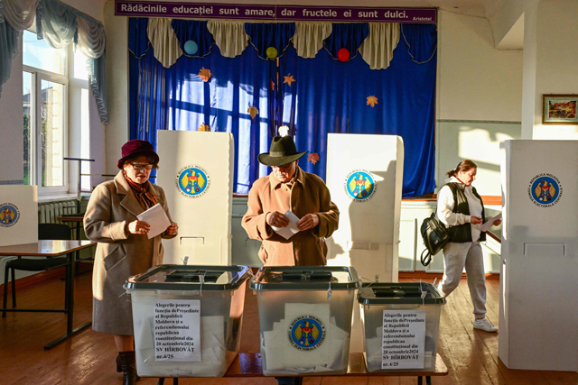 People place their ballot as they vote in the presidential elections and a referendum on joining the European Union, at a polling station in the village Hirbovat on October 20, 2024 (AFP photo)