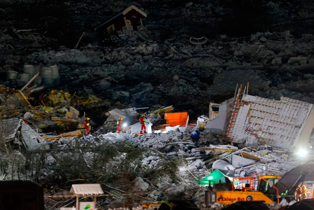 Rescue workers are seen at the landslide in Ask, Gjerdrum, on Sunday. Rescue workers have uncovered a sixth body from a landslide that buried homes in a village near Norway's capital Oslo, police said Sunday, with four people still missing (AFP photo)