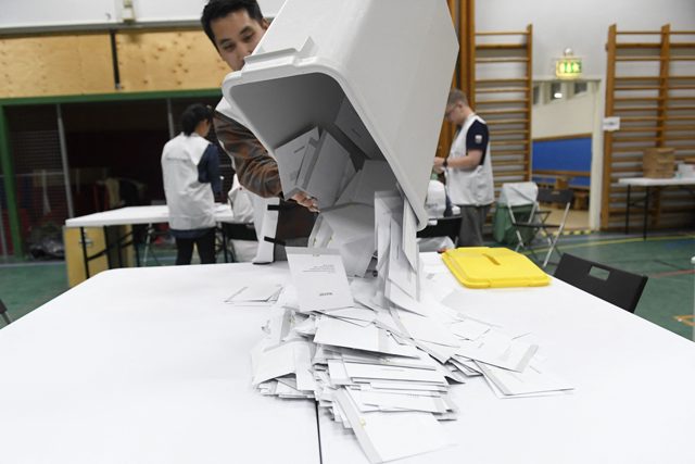 Vote counters count casted votes at a polling station in the Vilans school in Nacka,near Stockholm, on Sunday, during the general election in Sweden (AFP photo)