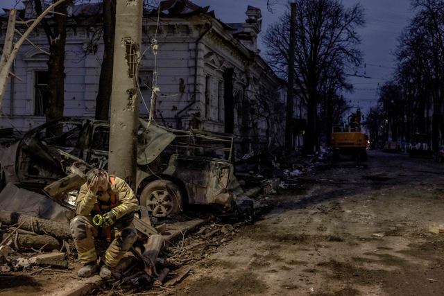 Ukrainian rescuer takes a break at the site of a missile attack in Sumy, northeastern Ukraine, on April 13, 2025 (AFP photo)