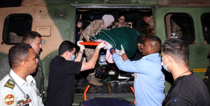 Under Royal directives, Jordan Armed Forces – Arab Army (JAF) on Monday evacuates Gazan child Habibatullah Mahmoud Abdulnasser to Jordan for urgent treatment (JAF photo)
