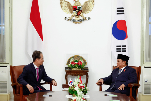 Indonesia's newly sworn-in President Prabowo Subianto (right) holds a meeting with South Korea's Prime Minister Han Duck-soo at Merdeka Palace in Jakarta on Sunday (AFP photo)