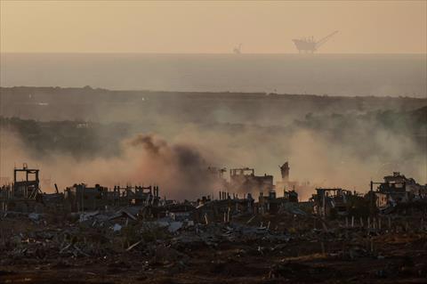  A picture taken from the Israeli side of the border with the Gaza Strip, shows smoke billowing above destroyed buildings during Israeli bombardment in the besieged Palestinian territory on May 21, 2025 (AFP photo)
