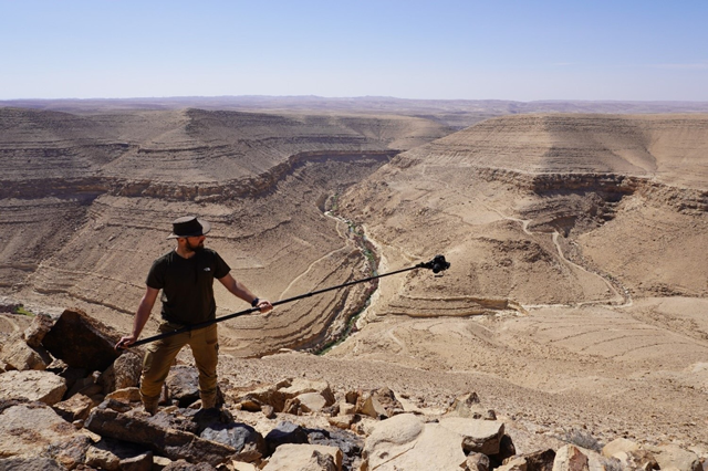 The massive tower structure with the wadi in the background at Al Mudayna Al ‘Aliya (Photo of Diederik J. H. Halbertsma)