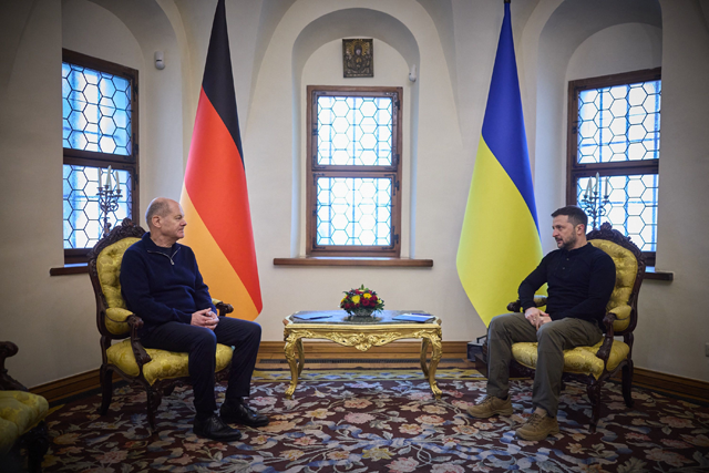 This handout photograph taken and released by the Ukrainian Presidential Press Service on Monday, shows Ukrainian President Volodymyr Zelensky (right) and German Chancellor Olaf Scholz posing during their meeting in Kyiv (AFP photo)