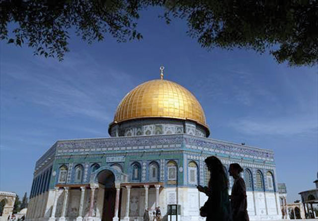A general view shows people visiting the Dome of the Rock in the Al Aqsa Mosque compound in Jerusalem’s Old City on Tuesday (AFP photo)