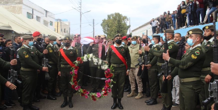Soldiers carry the body of Captain Mohammad Yassin Khdairat who was killed in the line of duty on the northeastern border during his funeral in Irbid on Sunday (Petra photo)