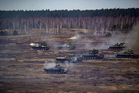 This handout video grab released by the Russian Defence Ministry on February 21, 2022, shows Russian and Belarus tanks during joint exercises of the armed forces of Russia and Belarus as part of an inspection of the Union State's Response Force, at a firing range near Brest (AFP photo)