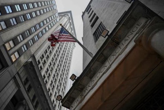An American flag flies outside of the New York Stock Exchange (NYSE) building on March 17, 2025 in New York City (AFP photo)